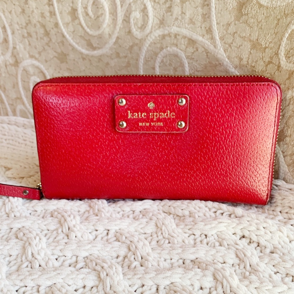 Kate Spade Neda red pebbled leather zip wallet 🌟